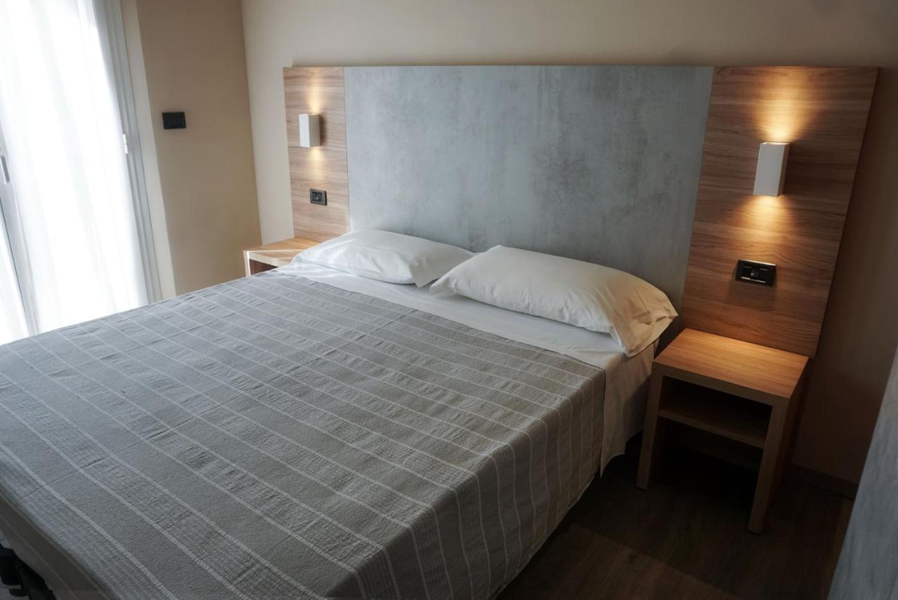 Hotel Londra Rimini Ngoại thất bức ảnh